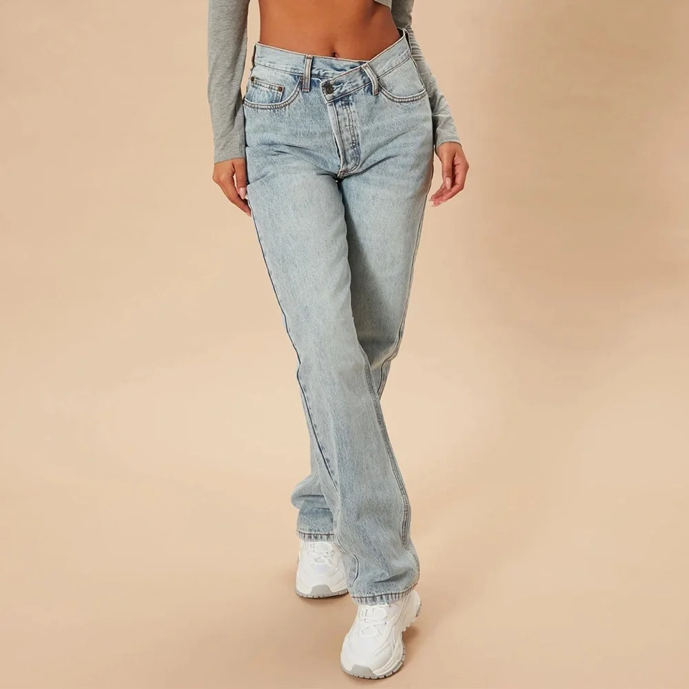 Fashion nova crossover straight leg jeans. Light blue wash - Picture 3 of 6